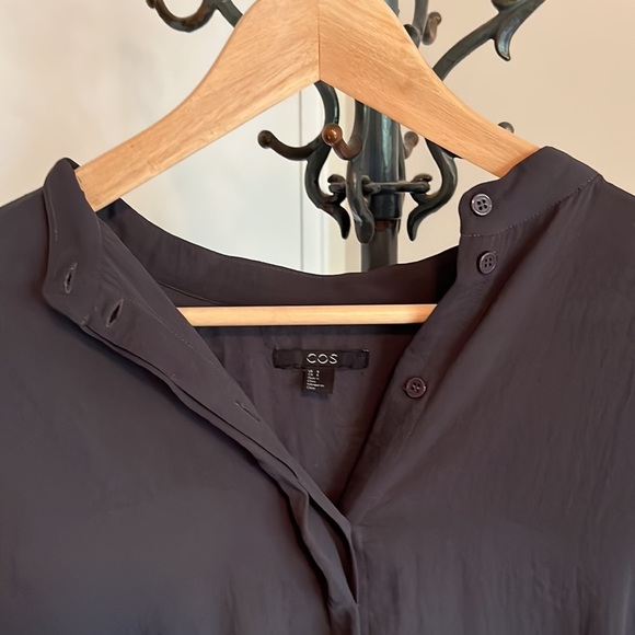 Elegant, versatile COS long shirt in silky grey fabric. Size 8. - Picture 3 of 6